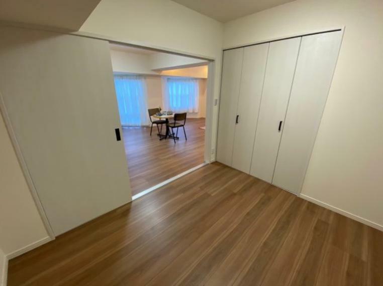 洋室 5.5帖の洋室。 リビングから繋がるお部屋 空間を広く見せることもできます。