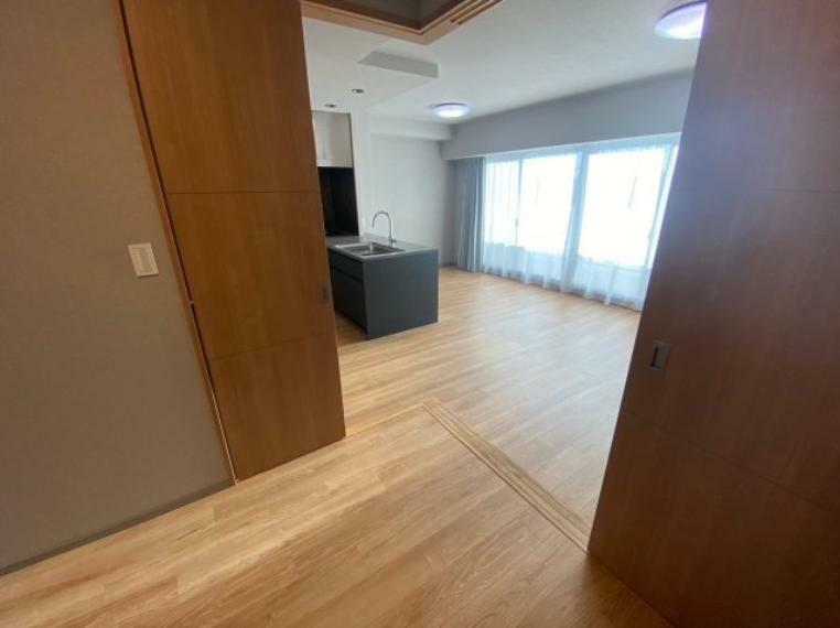 洋室 リビングから繋がる4.5帖の洋室 空間を広く見せることもできます。