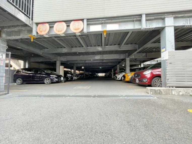 敷地内駐車場 駐車スペースも広く駐めやすくなっております。日々お使いのお車もストレスなく駐車できそうです。