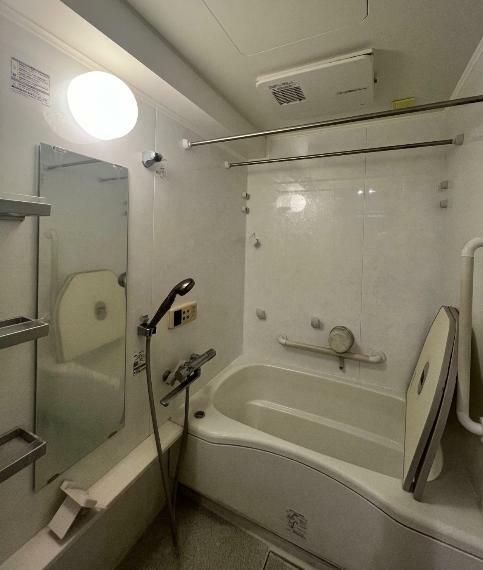 浴室 一日の疲れを癒すバスルーム。程よい大きさの浴槽でシンプルですっきりとした空間です
