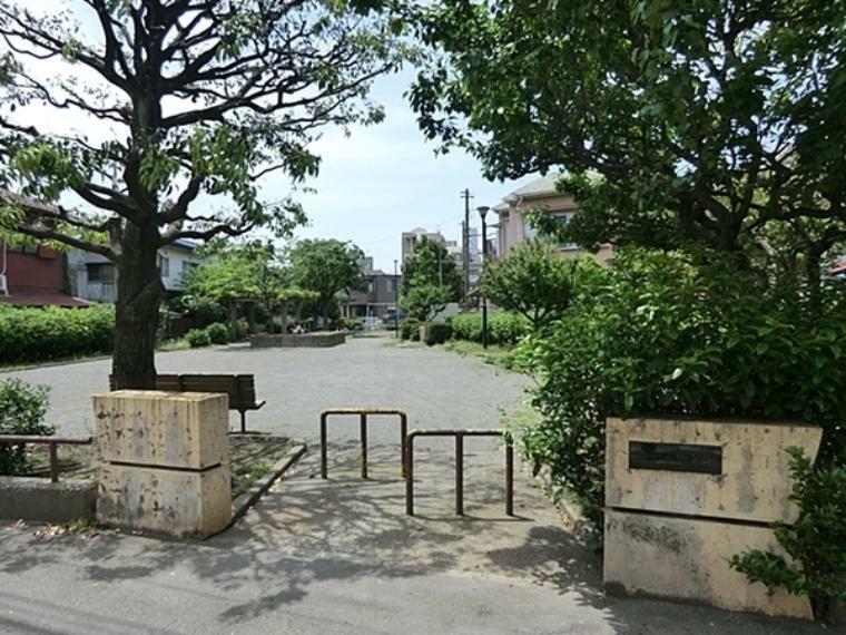 磯子下町公園 住宅街の静かな公園（約310m）
