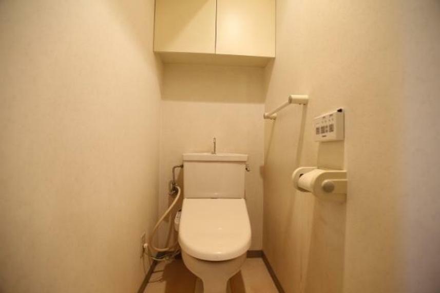 トイレもシンプルですが使いやすい温水洗浄便座・便器。<BR/>吊戸棚があり、収納能力があります。