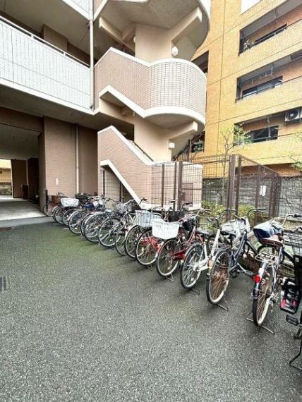 駐輪場 駐輪場の横にはバイク置き場も