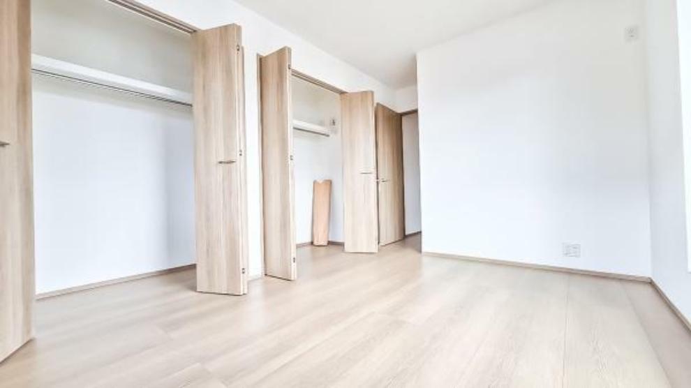 洋室 しっかりと収納スペースがついています！居室をスッキリ整頓する事ができますね。 家具を選ばないシンプルなデザインの為、家具を選ばずお気に入りの空間作りができそうですね。