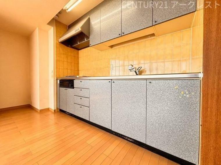キッチン ～Kitchen～機能美とデザイン性を兼ね備えた使い勝手のよいシステムキッチン、リビングとの一体感も考慮され、美しい空間が実現します。