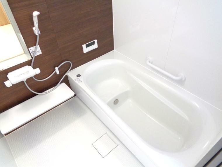 浴室は湿気がたまりやすく、換気扇だけではどうしてもカビが出やすいです。窓があるだけでお風呂のカビのお掃除が簡単！