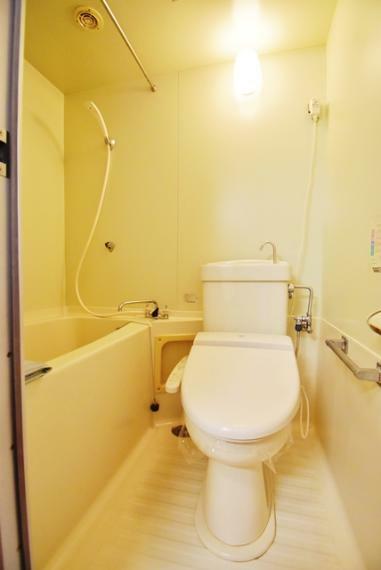 浴室 専有部分は、バス・トイレ同室。ウォシュレット交換済。ゆっくりとお風呂に入られたい場合は、1階に大浴場もございます。