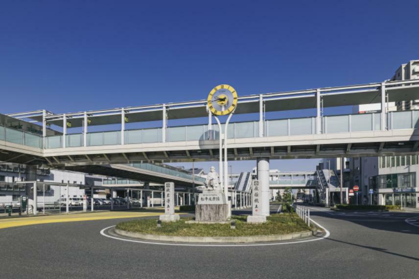 現地から560m～610m。　JR東海道本線「岡崎」駅　JR東海道本線と愛知環状鉄道の2つの線が通る駅です。