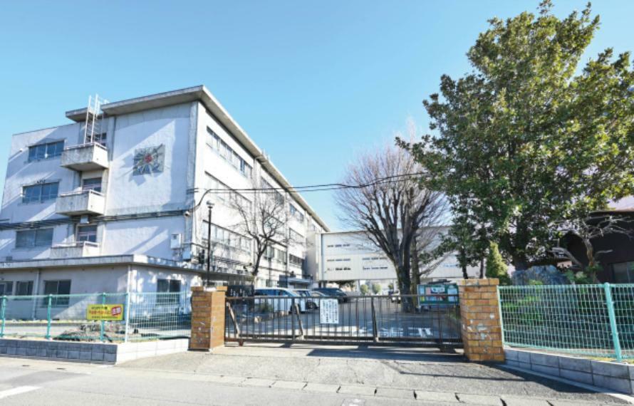 中学校 現地から1530m～1550m。　東中学校　学校教育目標「正しい判断力とたくましい行動力をもった生徒の育成」を掲げる公立中学校です。