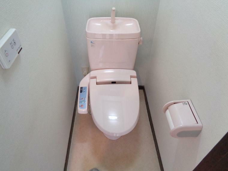 温水洗浄便座付きトイレで寒い季節にも快適にお使いいただけます。