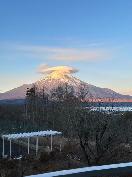 部屋から望む富士山です。