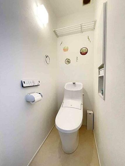 【1Fトイレ】白を基調とし明るく清潔感のある落ち着いた空間です。