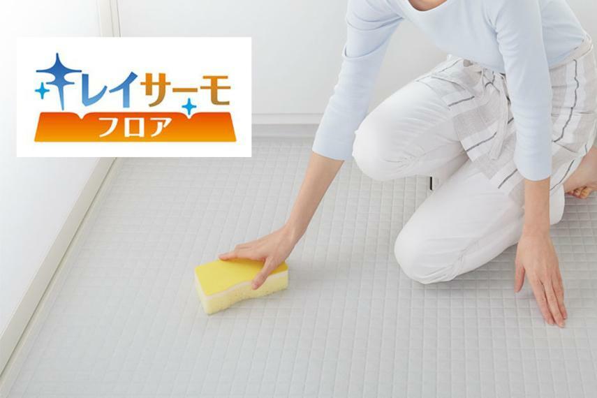【キレイサーモフロア】<BR/><BR/>スポンジが奥まで届きやすい構造と、特殊な表面処理で床表面に皮脂汚れが固着しにくく、水が皮脂汚れの間に入るので、お掃除が簡単です。
