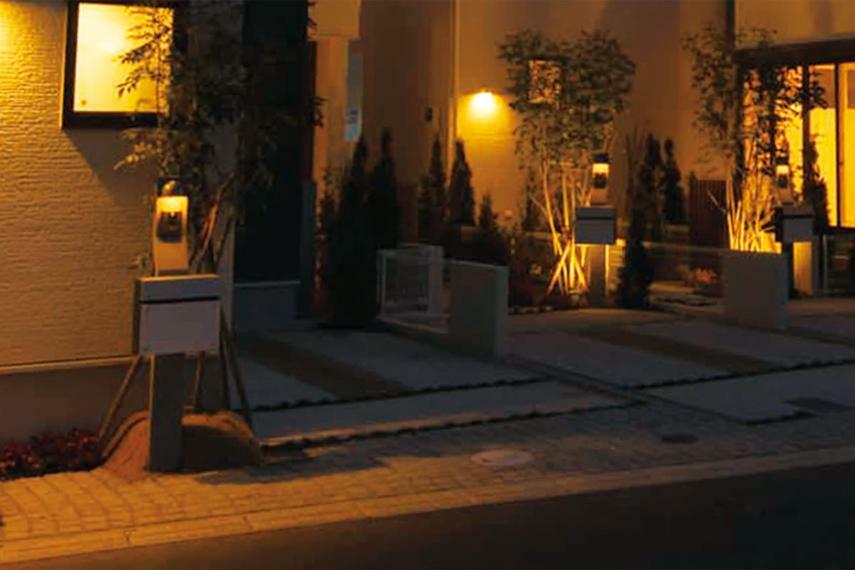 【灯かりのいえなみ協定（R）】<BR/><BR/>夜間には外部灯を点灯し、美しい街並とともに街の安全性を高めます。また、ライトはLED利用でエコにも配慮しています。