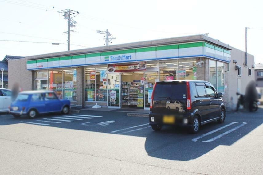 コンビニ ファミリーマート豊川伊奈町店