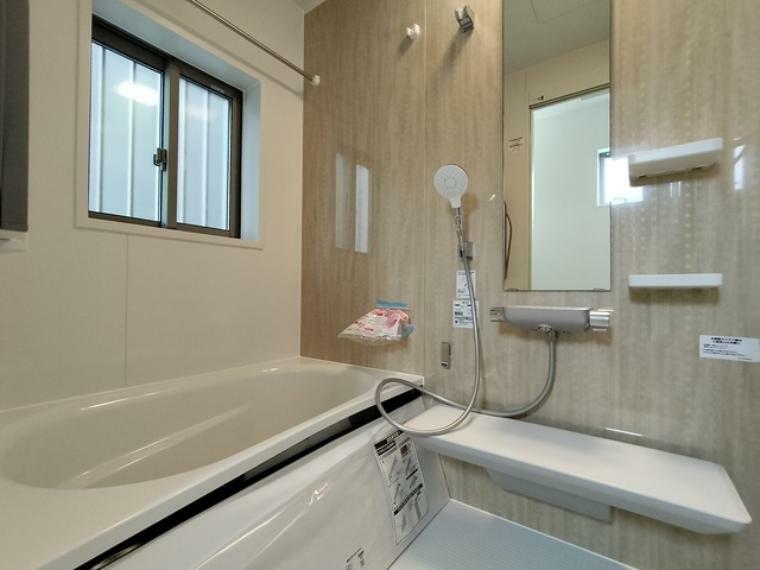 浴室 お手入れ簡単でキレイを保つ技術の数々が、家事の負担を減らしてくれます。暖かいお風呂でゆっくりと入浴し一日の疲れを癒す大切な空間をお過ごしください