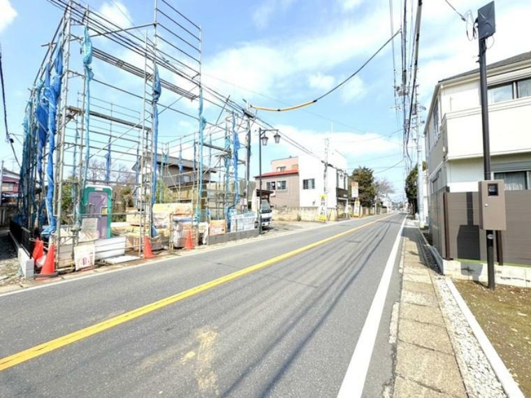 現況写真 ～十分な広さのある前面道路～ ・前面道路は約7mございますので、お車でのすれ違いも楽々で余計なストレスがかかりません。 ・日々お車での移動が多い方には大切なポイントですね。