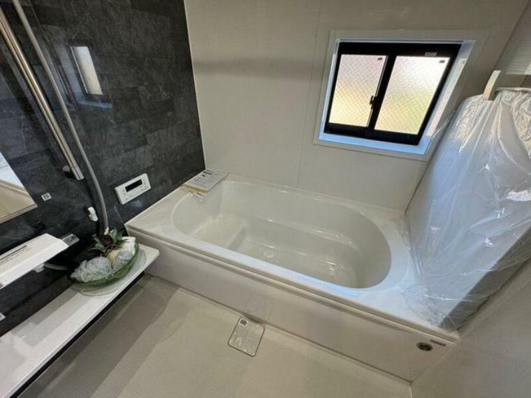 浴室 浴室乾燥機付きのバスルームは浴室としてだけではなく、雨の日や湿度が高い日でも洗濯物を効率よく乾燥させることができます。カビ防止にもなり快適な状態が保てます。