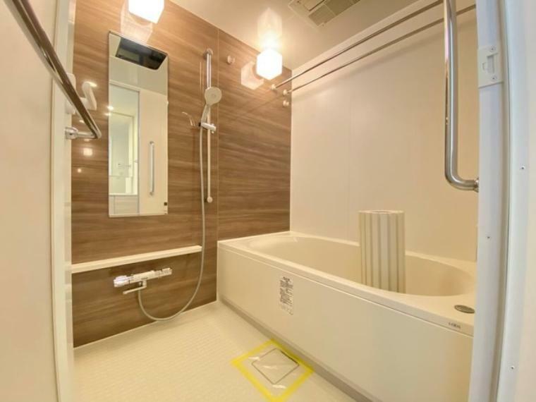 浴室 広々ゆったり浴室ユニット。防カビ・抗菌素材なのもうれしい。
