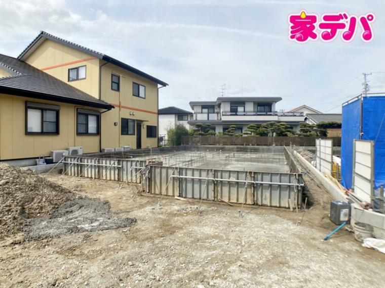 現況外観写真 基礎ができてくると、建物のサイズ感が徐々に見えてきますね！