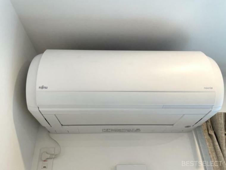 冷暖房・空調設備 リビングにはエアコンが新規設置されています。