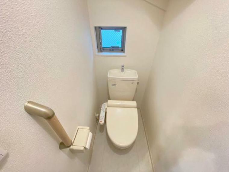 トイレ 手すり付きのトイレは長く住むことを考えられたユーザーに寄り添う設計です
