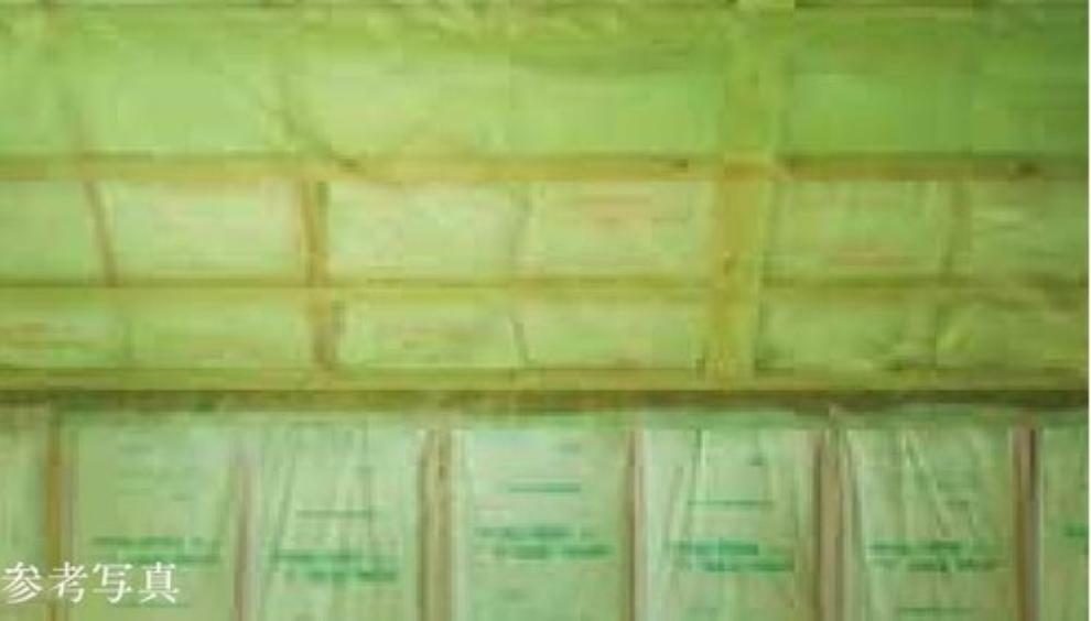 構造・工法・仕様 省エネ仕様　天井と壁にグラスウールを装備、外気の気温変化を軽減し、エアコン効率の高い快適な住空間に保ちます。