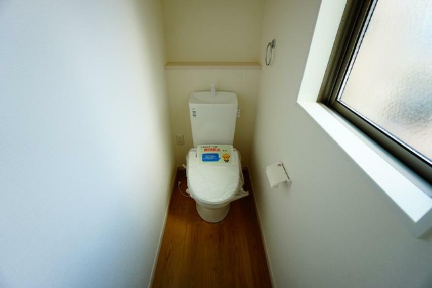 同仕様写真（内観） 同仕様写真。ウォシュレット付トイレです。節水機能もあるので、安心して使えますね。もちろん、1階2階の2ヶ所にトイレがあるので、忙しい朝にもゆとりができますね。