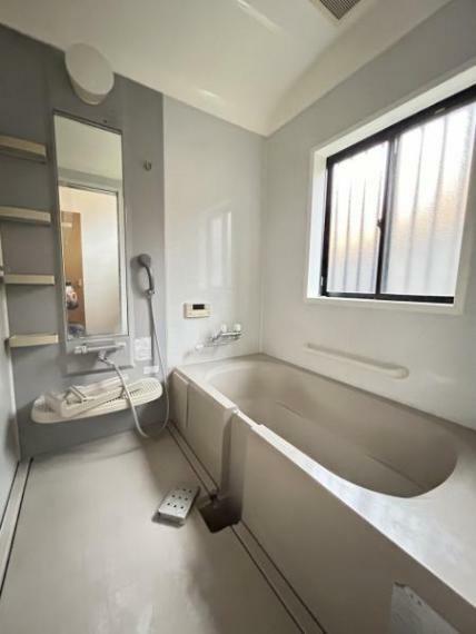 浴室はハウステック製の新品のユニットバスに交換します。浴槽には滑り止めの凹凸があり、床は濡れた状態でも滑りにくい加工がされている安心設計です。