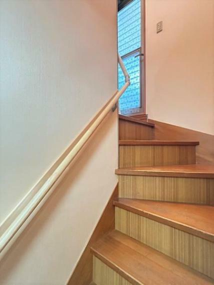 【階段】階段は白いクロスに木目調が映えるおしゃれな造りです。また手すりもあるため、階段の上り下りも安心です。