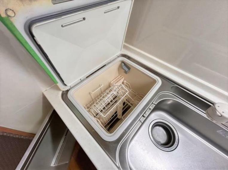 【食洗器】キッチンには食洗器があります。日々の家事の負担を軽減できるのは嬉しいですね。