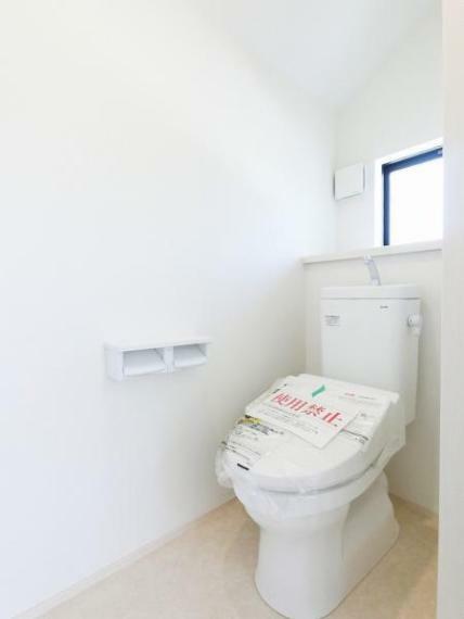 トイレ 2階トイレも、洗浄機能を標準完備. 清潔な空間が印象的です。