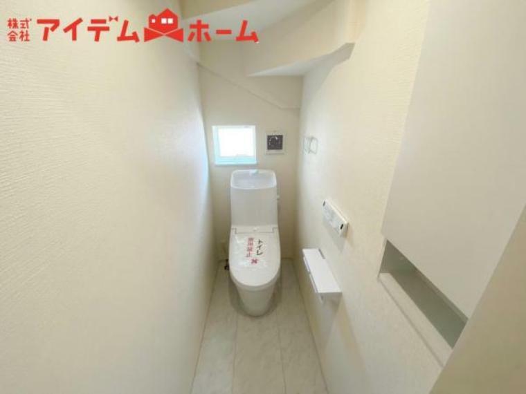 トイレ 2号棟 温水での洗浄機能がついておりますので、 清潔かつ衛生面も安心です。