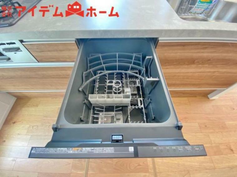 手間・時間をかけず、効率よく食器類を洗浄。家事の時間を大幅に短縮出来ます。<BR/>かつ節水効果にも優れた食洗機を標準装備。スライド式なので場所も取りません。