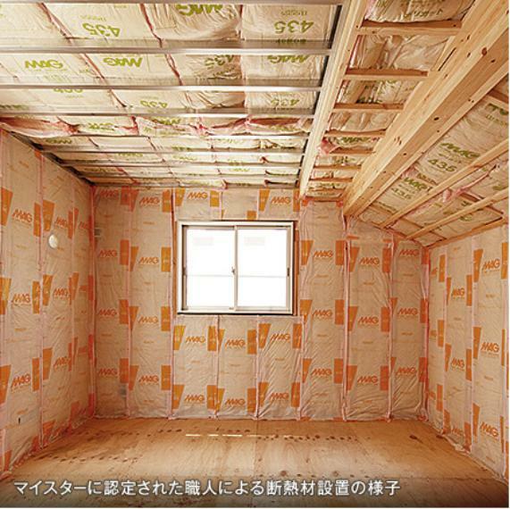 同仕様写真（内観） 壁用断熱材は主にグラスウール断熱材を採用しています。冬は温かく夏は涼しい家を実現。