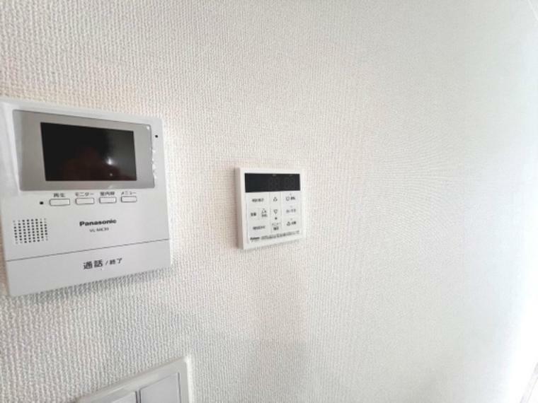 TVモニター付きインターフォン 壁に給湯のコントロールパネル、TVモニター付インターホンがございます。