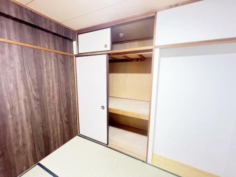 和室には、お布団など大きな物の収納にも便利な押入がございます。
