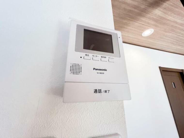 TVモニター付きインターフォン TVモニター付きインターホンで、お部屋から訪問者を確認できます。