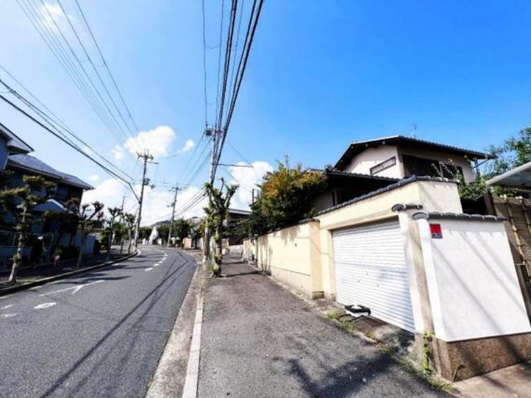 前面道路は広い歩道がございます。