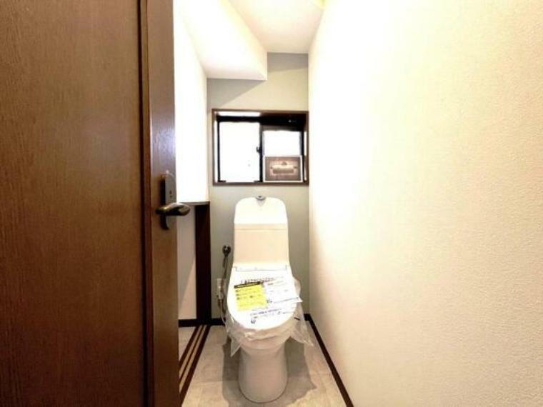 トイレ トイレには窓があり換気も良好です。