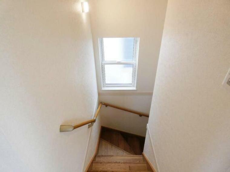 2階ホールから望む階段です。手すりをお使い頂けます。