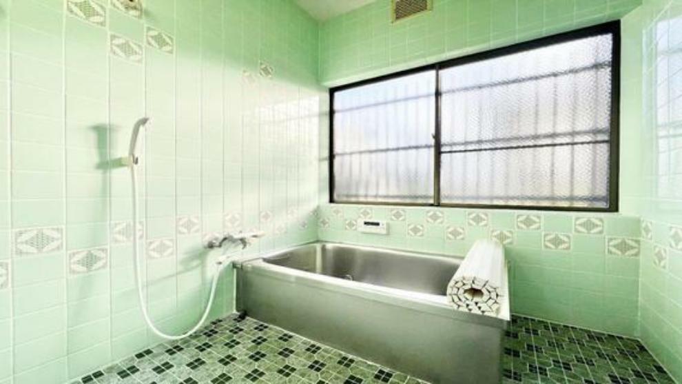 浴室 窓付きで換気に優れたバスルームです。
