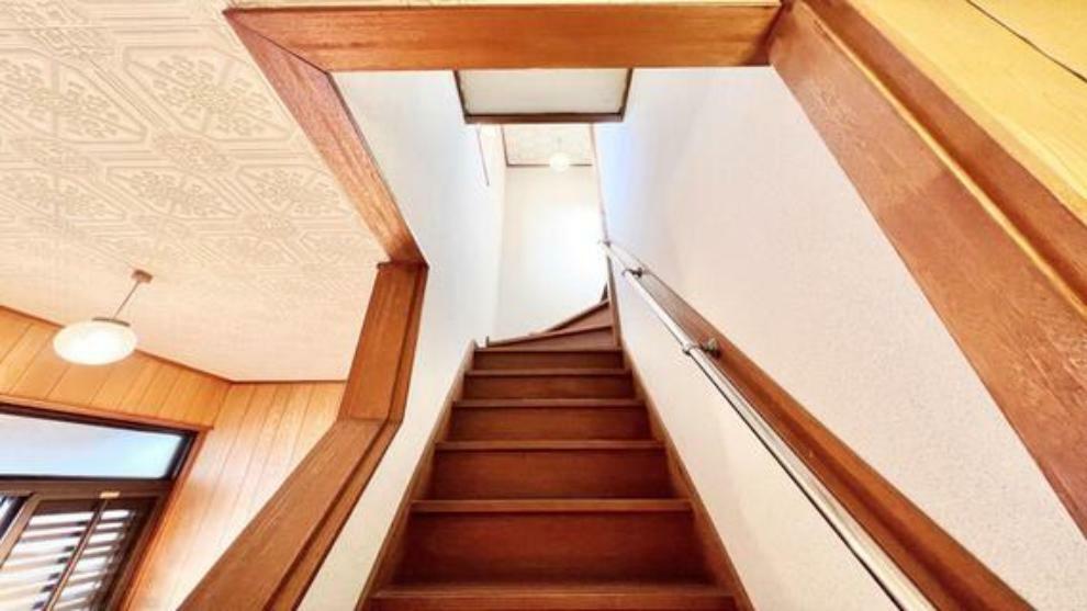 階段には手摺がついているのでスムーズに上り下りできますね。