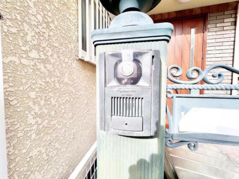 玄関 門柱にはTVモニター付インターホンが付いています。