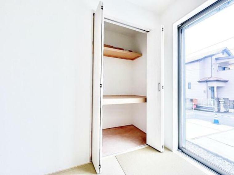 和室にはお布団の収納にも便利な収納スペースがございます。