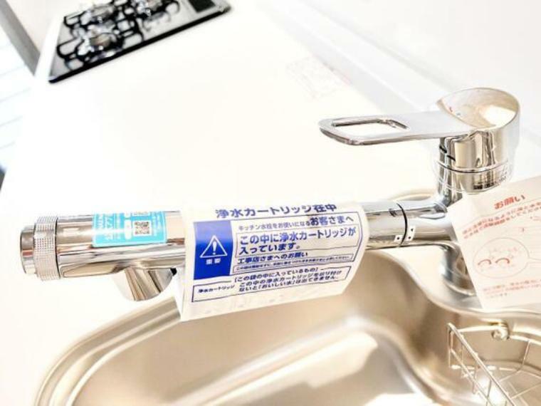 キッチン 浄水器一体型水栓はお料理などに浄水がすぐに使えて便利ですね。