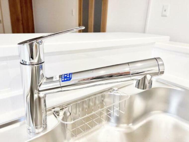 キッチン 浄水器一体型水栓はお料理などに浄水がすぐに使えて便利ですね。