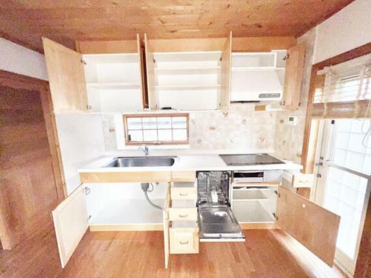 キッチン 吊り戸棚付、キッチン下は収納スペースで、調理器具などもスッキリ片付きますね。