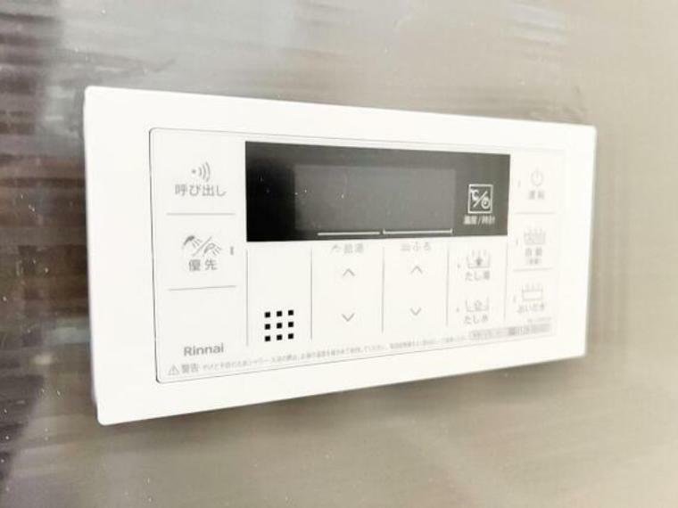 発電・温水設備 バスルーム内の給湯器の操作リモコンです。手軽に設定温度を変更できます。