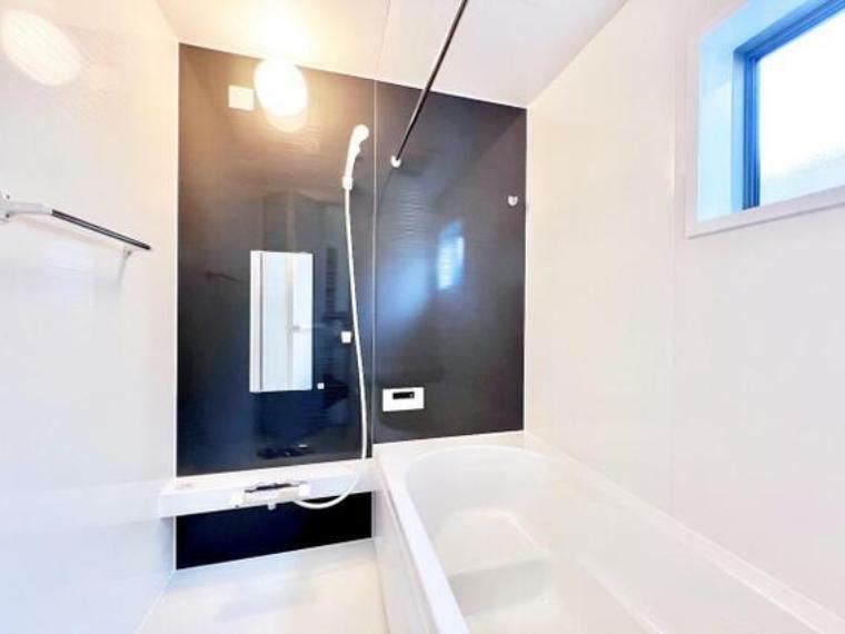 浴室 使い勝手の良い三面鏡タイプの洗面台です。